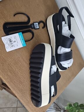 Reef Woman's Vista Higher Sandals with Cream Platform - Size 9